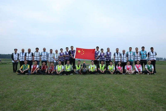 破紀錄飛行后合影，北航供圖